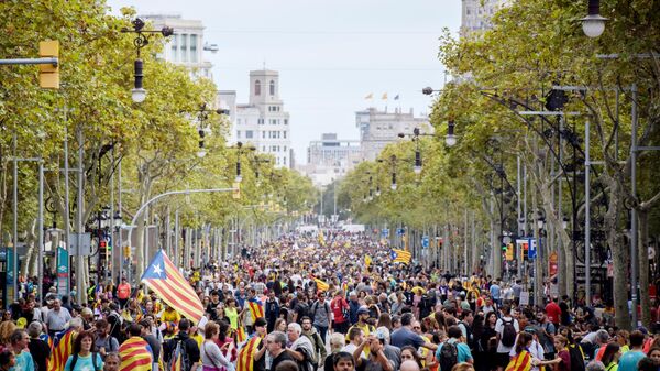 Участники акции протеста на одной из улиц Барселоны