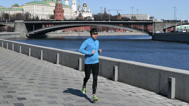 Мужчина бежит по Пречистенской набережной в Москве