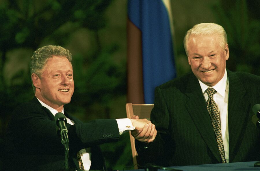 Билл Клинтон и Борис Ельцин пожимают друг другу руки на совместной пресс-конференции