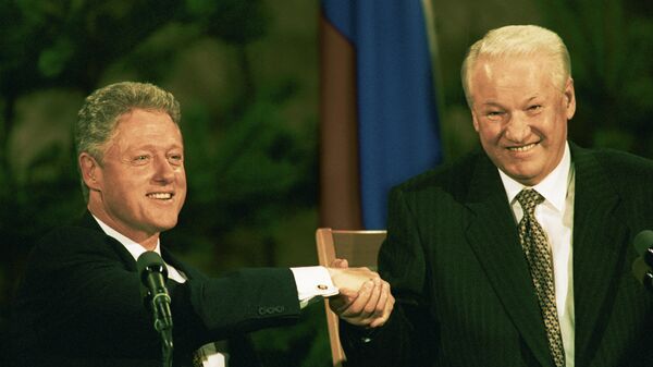 Билл Клинтон и Борис Ельцин пожимают друг другу руки на совместной пресс-конференции
