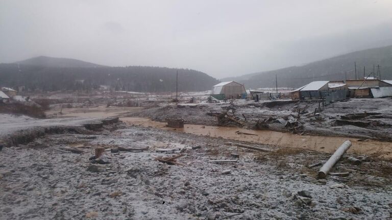 Вид рабочего поселка в Курагинском районе Красноярского края, где ночью была прорвана дамба