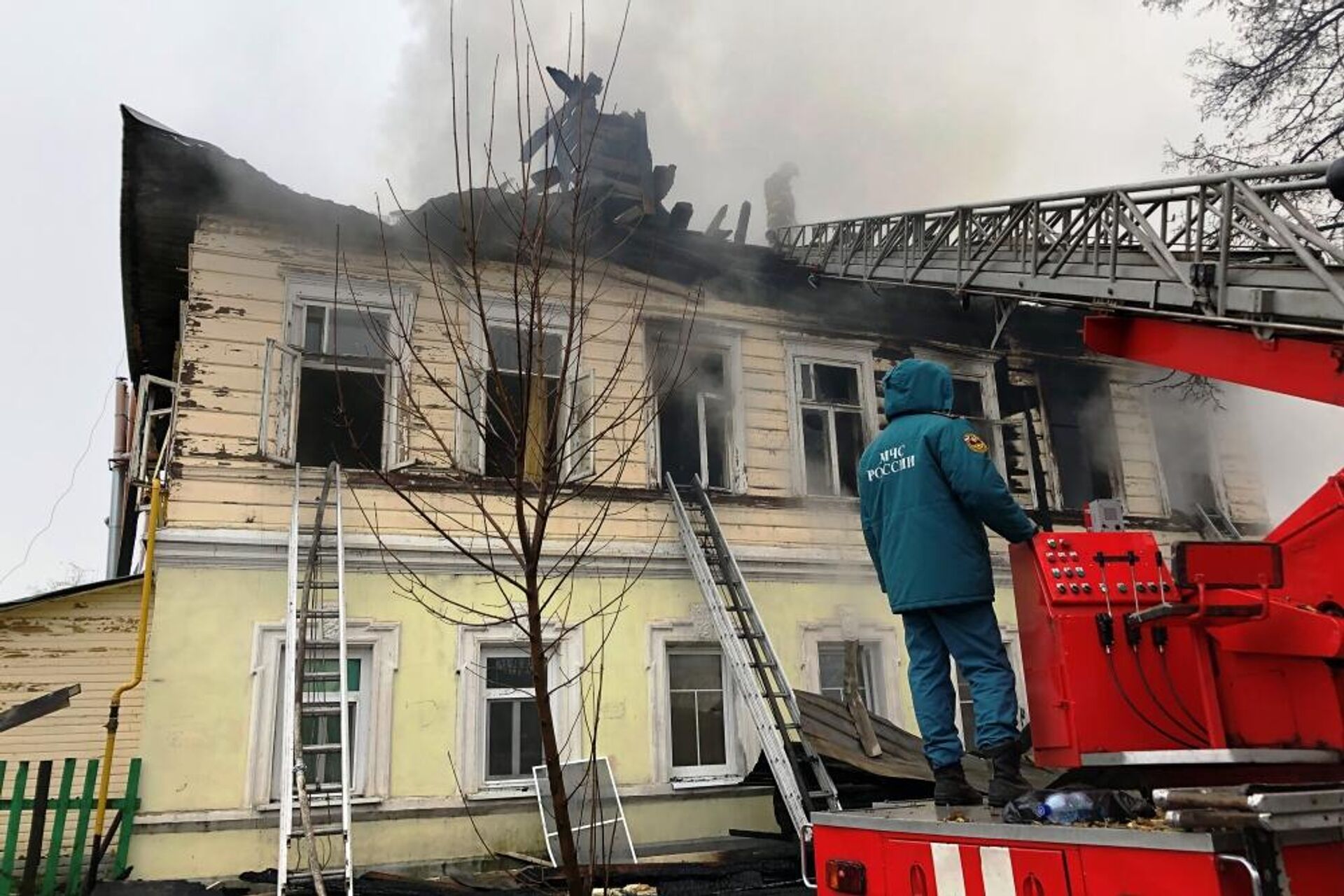 Пожар в ростове. Пожары в Ярославской области. Пожар в Ростове Великом 19 октября 2019 годы. МЧС Ростов Ярославской области. Пожар ЧС дом.