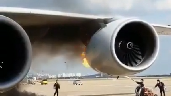Очевидцы сняли на видео пожар в двигателе авиалайнера в Сеуле