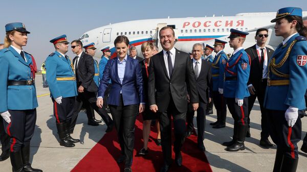  Дмитрий Медведев и премьер-министр Сербии Ана Брнабич в аэропорту имени Николы Теслы в Белграде