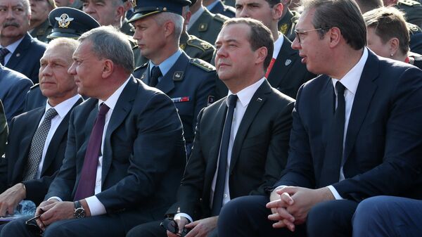 Председатель правительства РФ Дмитрий Медведев и президент Сербии Александр Вучич на военном смотре сербской армии Свобода 2019