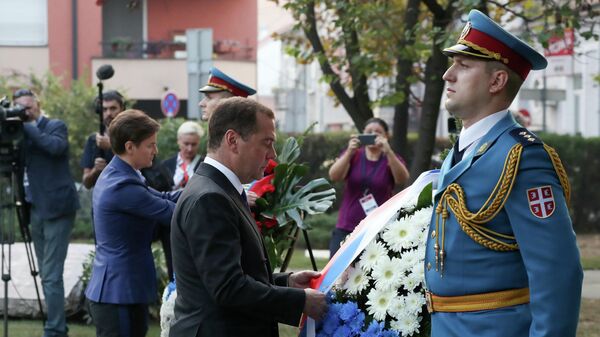Председатель правительства РФ Дмитрий Медведев на церемонии возложения венка к Монументу советским войнам, погибшим при освобождении Белграда
