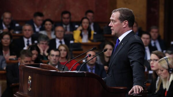  Председатель правительства России Дмитрий Медведев выступает в Народной скупщине Сербии в Белграде
