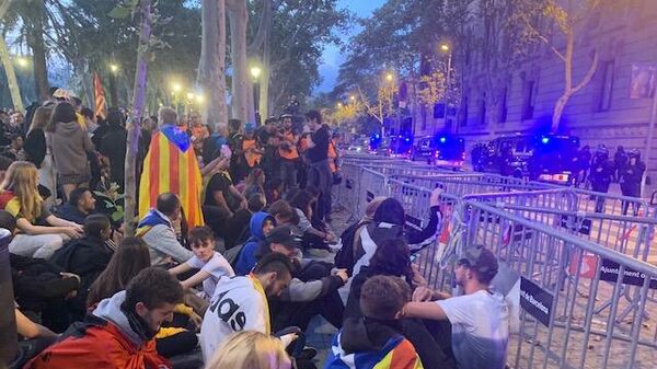 В Каталонии тысячи человек протестуют у здания Высшего суда