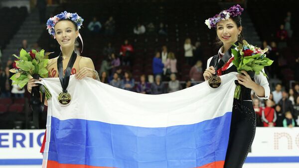 Слева направо: российские фигуристки Анна Щербакова, завоевавшая золотую медаль, Елизавета Туктамышева, завоевавшая бронзовую медаль, в первом этапе серии Гран-при США по фигурному катанию