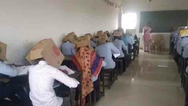 Индийские студенты сдают экзамен с коробками на головах