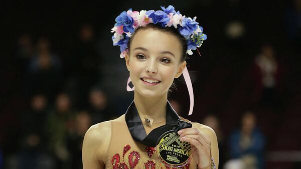 Анна Щербакова (Россия), выигравшая золотую медаль на первом этапе Гран-при Skate America в Лас-Вегасе (США)