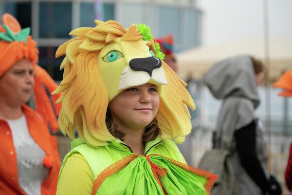 Одна из участниц карнавального шествия, завершающего фестиваль.