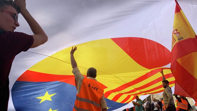 Митинг сторонников сохранения Каталонии в составе Испании из Барселоны. 20 октября 2019