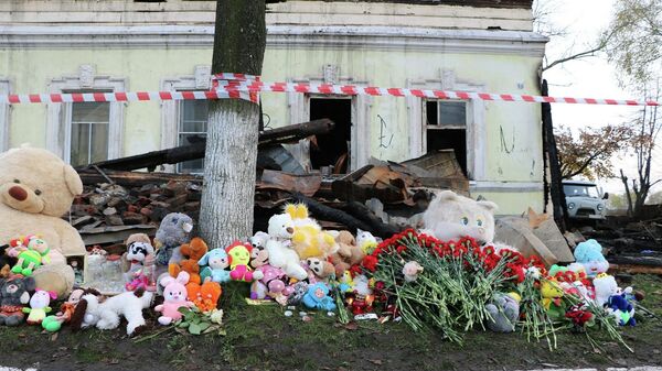 Люди несут цветы и игрушки к дому под Ярославлем, где при пожаре погибли 7 человек