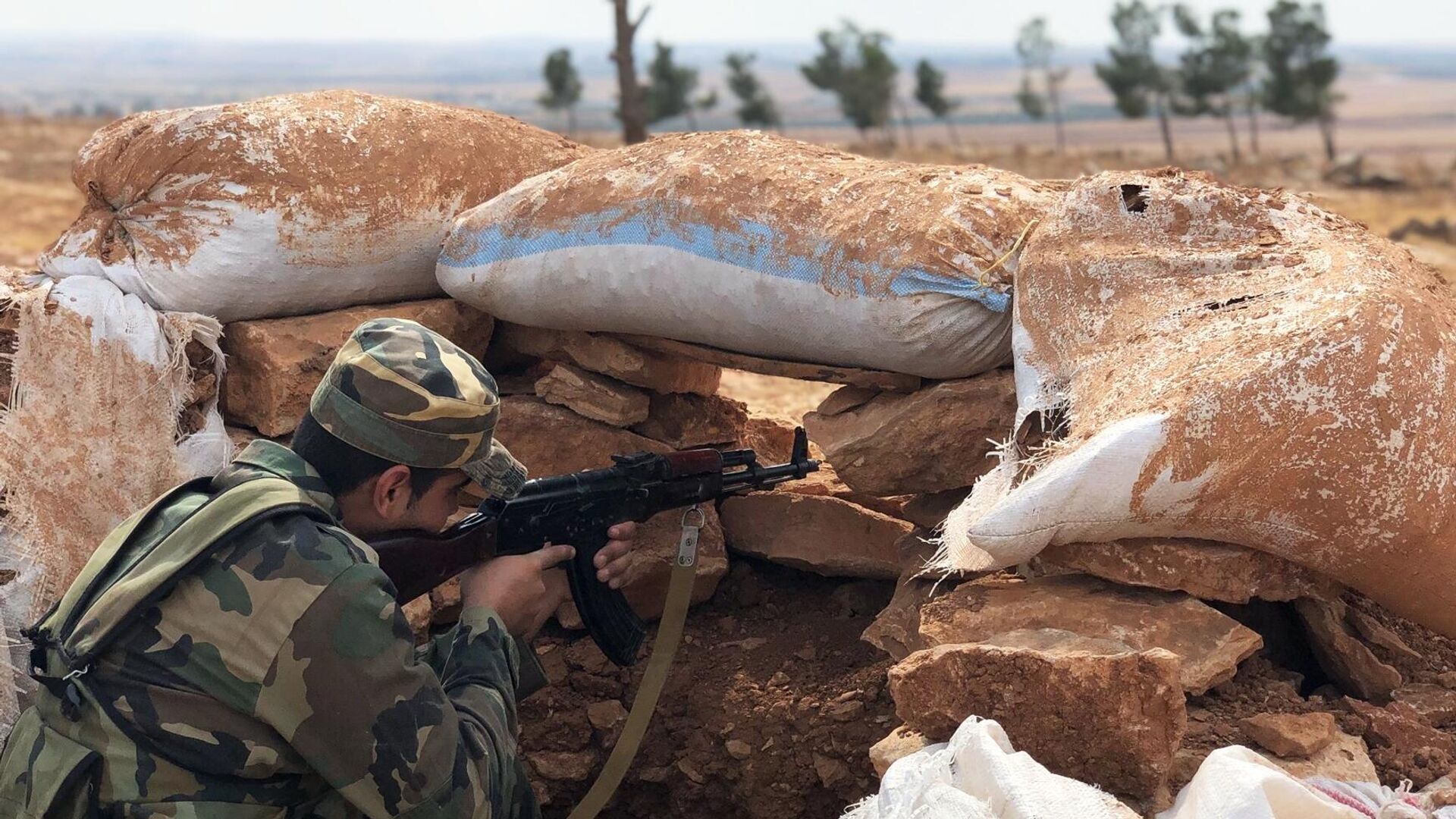 Сирийский военный на линии обороны на северо-западе района Манбидж в Сирии - РИА Новости, 1920, 16.01.2022