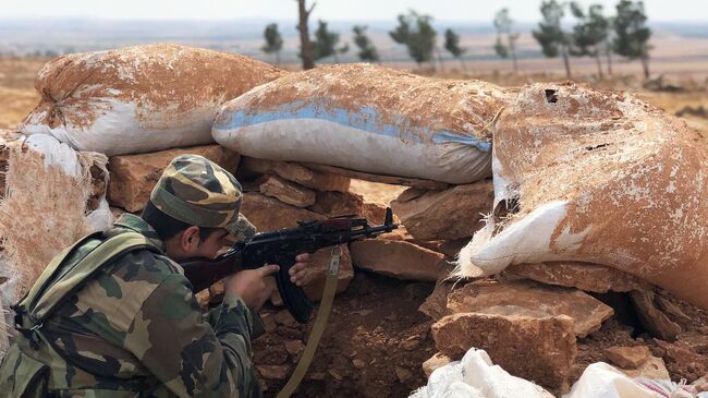 Сирийский военный на линии обороны на северо-западе района Манбидж в Сирии