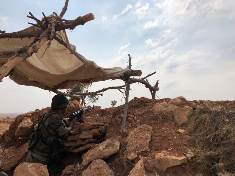 Сирийские военные на линии обороны на северо-западе района Манбидж