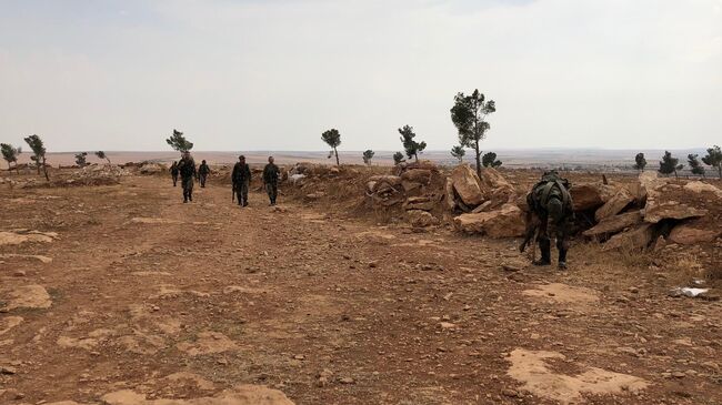 Сирийские военные на линии обороны на северо-западе района Манбидж