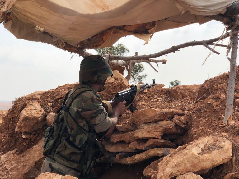 Сирийские военные на линии обороны на северо-западе района Манбидж