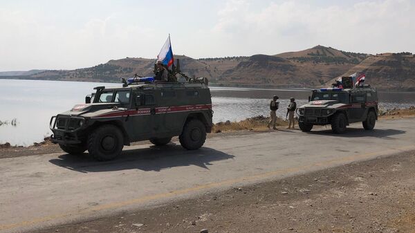Патруль военной полиции РФ на берегу реки Евфрат на севере провинции Алеппо