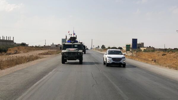 Патруль военной полиции РФ в районе Манбиджа на северо-востоке Сирии