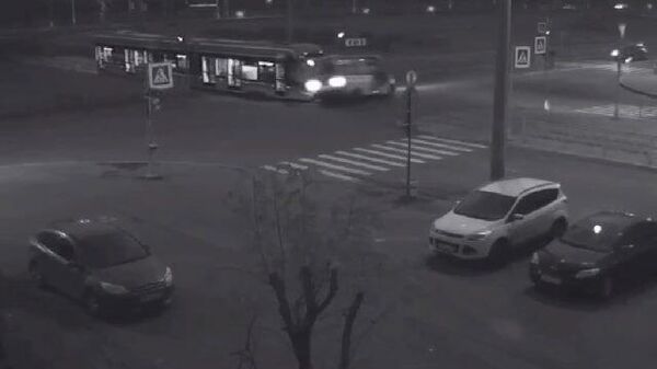Момент столкновения трамвая с маршруткой в Санкт-Петербурге