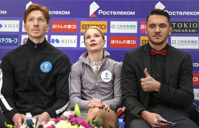 Евгения Тарасова и Владимир Морозов (Россия). Справа - тренер Максим Траньков