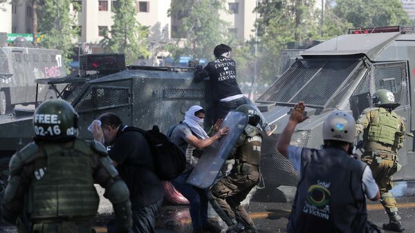Столкновения демонстрантов с сотрудниками силовой полиции во антиправительственной  в Чили. 20 октября 2019