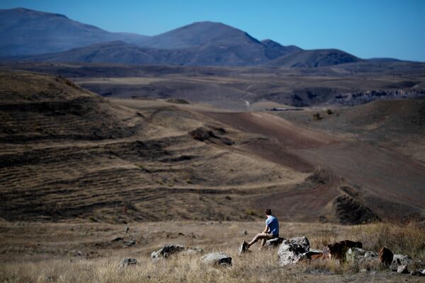 Турист на территории мегалитического комплекса Караундж, находящегося на юге Армении, вблизи города Сисиан