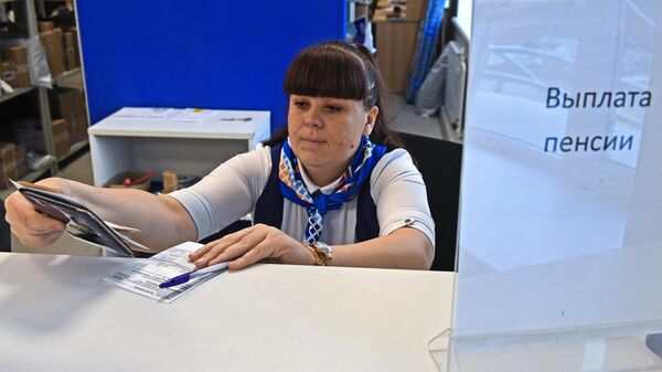 Сотрудница Почты России выдает пенсию