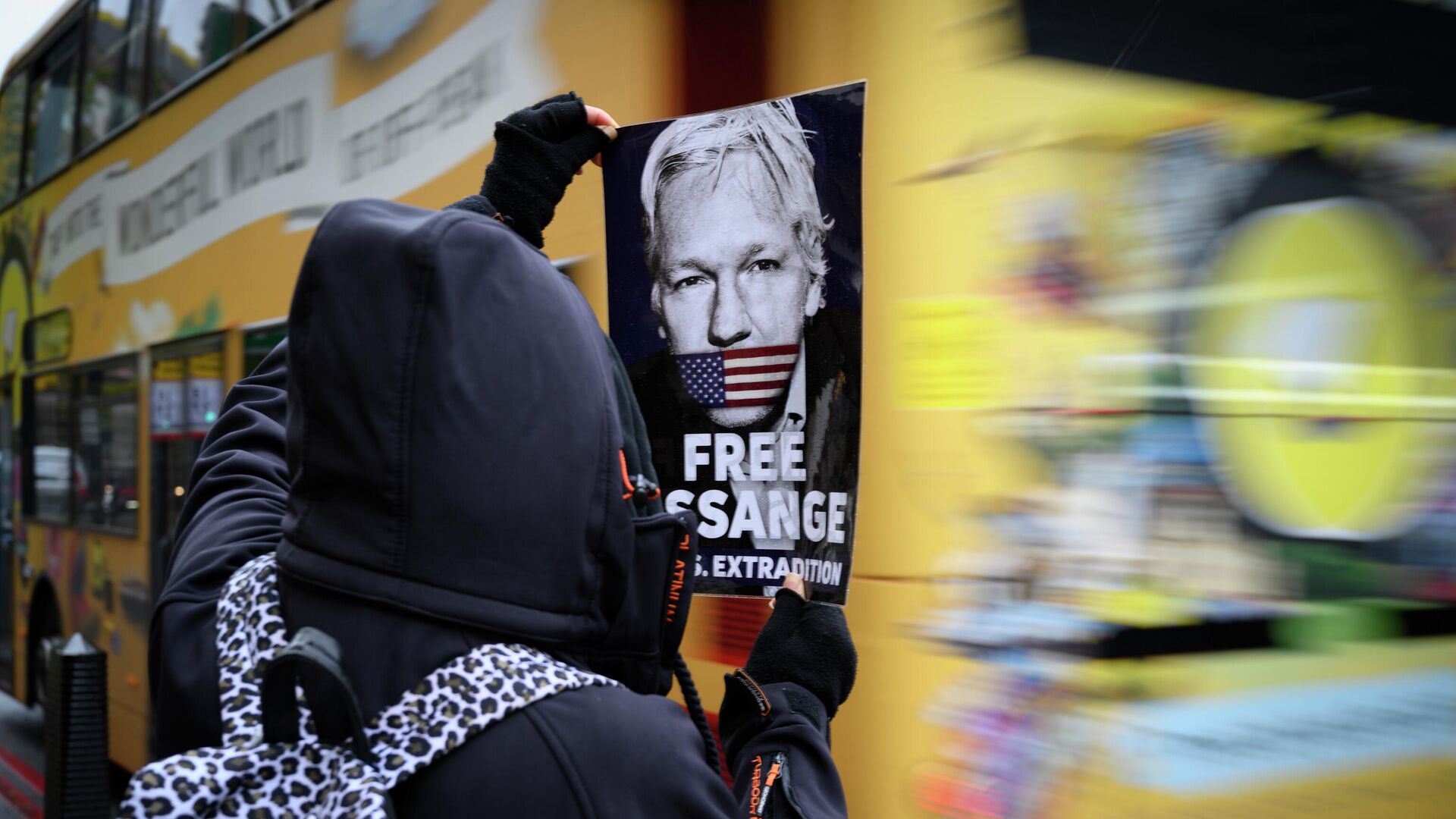Участник акции против преследования основателя Wikileaks Джулиана Ассанжа в Лондоне - РИА Новости, 1920, 13.10.2022