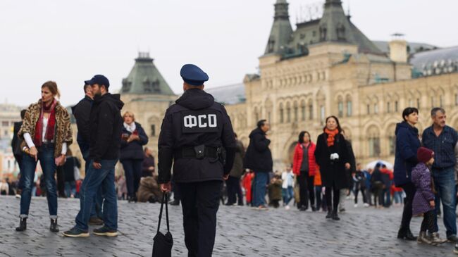 Сотрудник ФСО на Красной площади в Москве