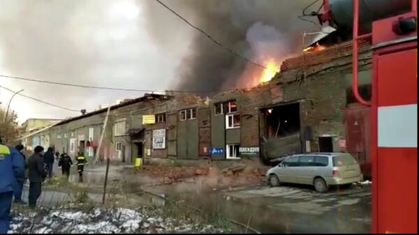 Сотрудники МЧС ликвидируют крупный пожар в складском здании Новосибирска