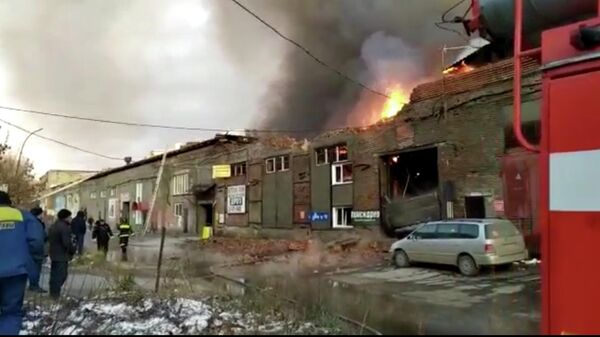 Сотрудники МЧС ликвидируют крупный пожар в складском здании Новосибирска