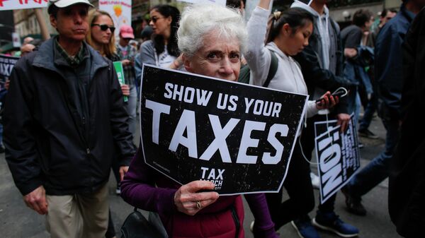 Участники налогового марша в Нью-Йорке 