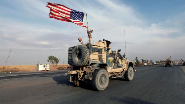 Колонна американских военных автомобилей на территории Ирака после вывода из северной Сирии
