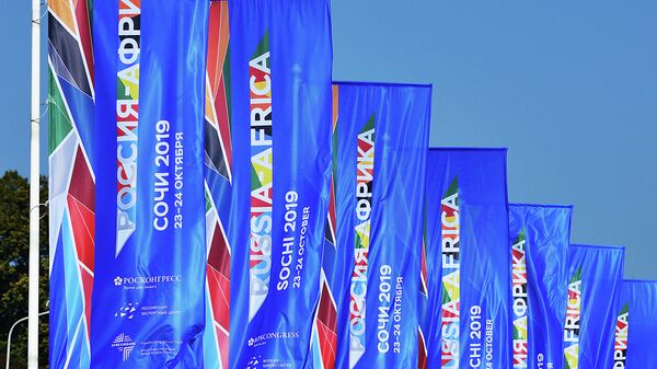 Флаги с символикой экономического форума и саммита Россия – Африка на улице Сочи