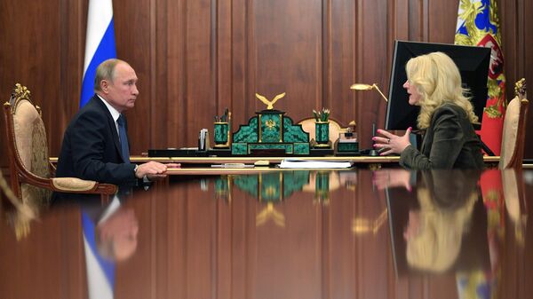 Президент РФ Владимир Путин и заместитель председателя правительства РФ Татьяна Голикова во время встречи