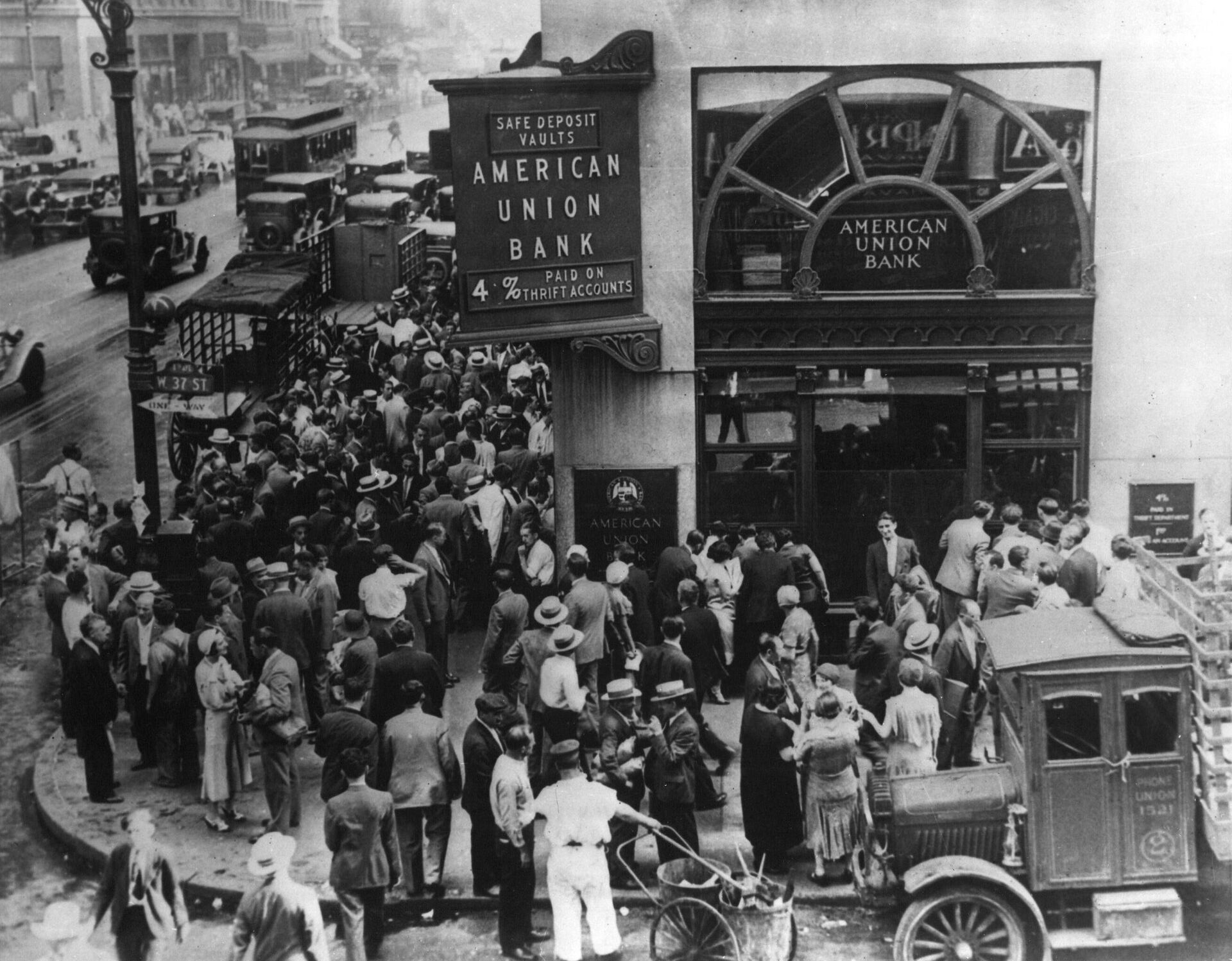Толпа в американском банке в Нью-Йорке во время банковской паники в начале Великой депрессии - РИА Новости, 1920, 02.09.2020