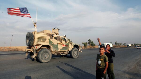 Американский военный автомобиль на территории Ирака после вывода из северной Сирии