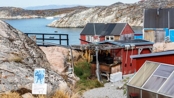 Дома местных жителей города Илулиссат на острове Гренландия