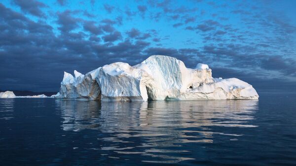 Айсберг в акватории острова Гренландия