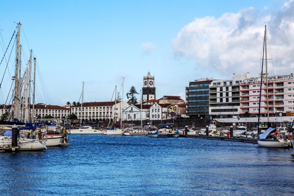 Порт города Понта-Делгада на острове Сан-Мигел в Португалии. Сан-Мигел - самый большой остров в составе португальского архипелага Азорские острова