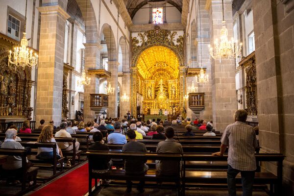 Прихожане в одной из католических церквей города Понта-Делгада на острове Сан-Мигел в Португалии. Сан-Мигел - самый большой остров в составе португальского архипелага Азорские острова