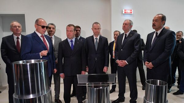 Дмитрий Медведев во время посещения научно-технического центра ПАО Трубная металлургическая компания и АО Группа Синара в инновационном центре Сколково.