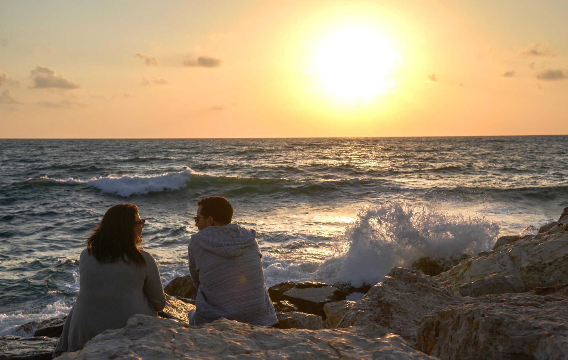 Отдыхающие на побережье Средиземного моря в Тель-Авиве