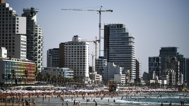 Отдыхающие на пляже в Тель-Авиве