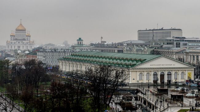 Манежная площадь в Москве. В центре - центральный выставочный зал Манеж. На дальнем плане слева - храм Христа Спасителя