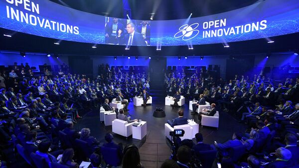 Председатель правительства РФ Дмитрий Медведев во время пленарного заседания Московского международного форума инновационного развития Открытые инновации