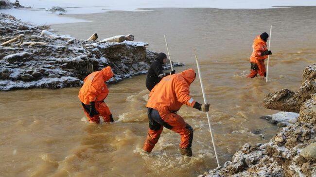 Сотрудники МЧС на месте прорыва технологической дамбы на реке Сейба в Курагинском районе Красноярского края